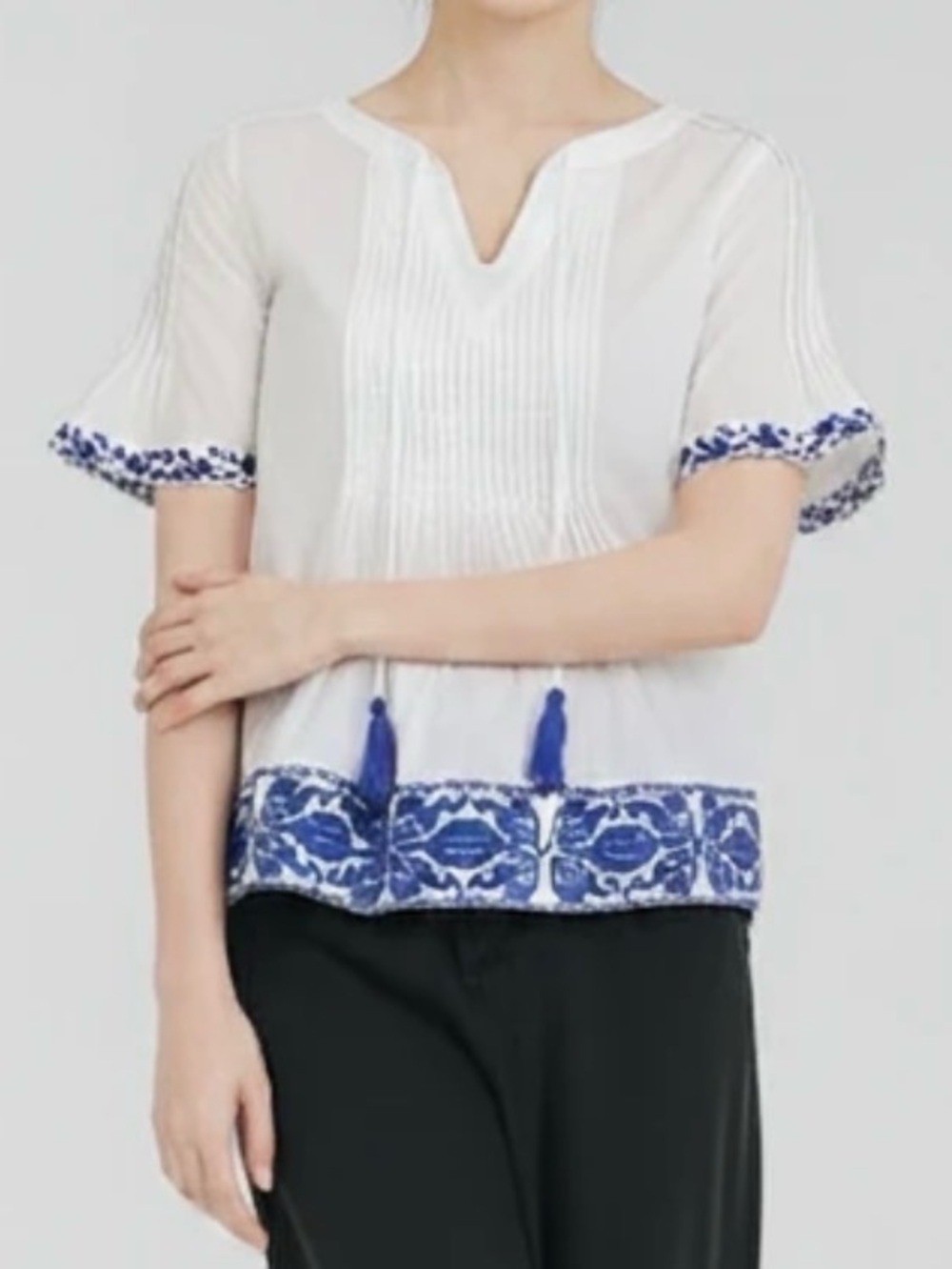 J. MLAIGHLIN Women's White Embroidered Peasant Top with Blue Trim